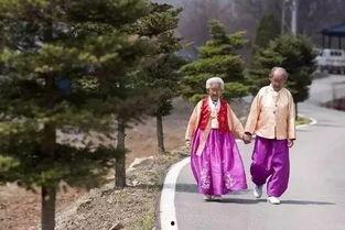 娱乐吃瓜酱爷爷撑伞